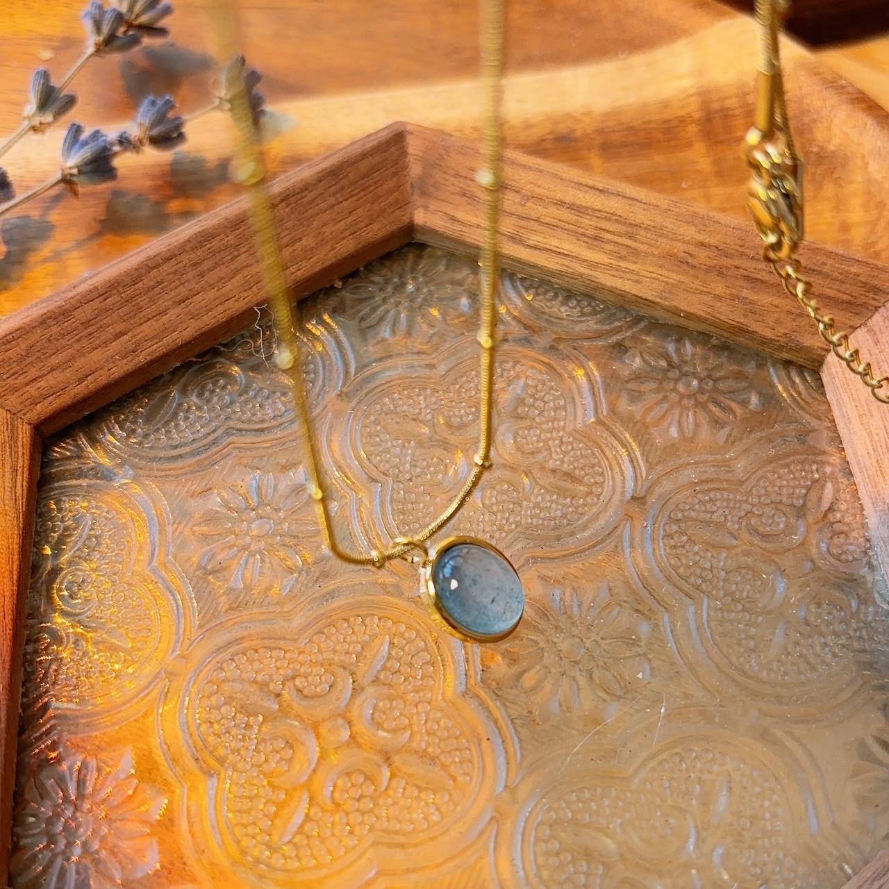 Aquamarine blue gem pendant gold necklace