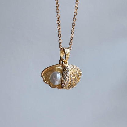 Cerise pearl of seashell pendant gold necklace