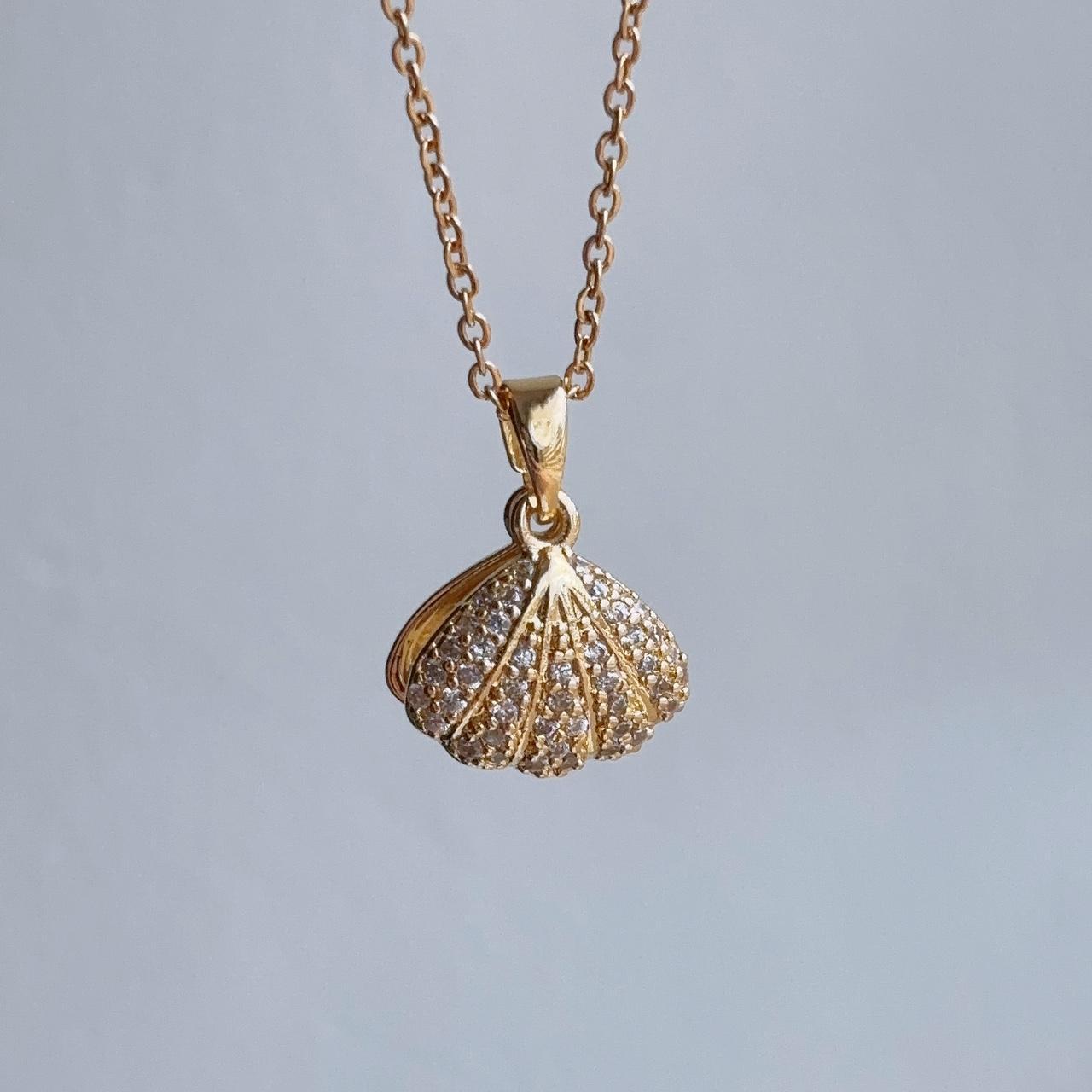 Cerise pearl of seashell pendant gold necklace