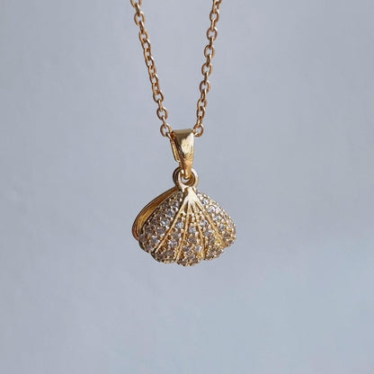 Cerise pearl of seashell pendant gold necklace