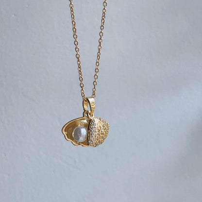 Cerise pearl of seashell pendant gold necklace