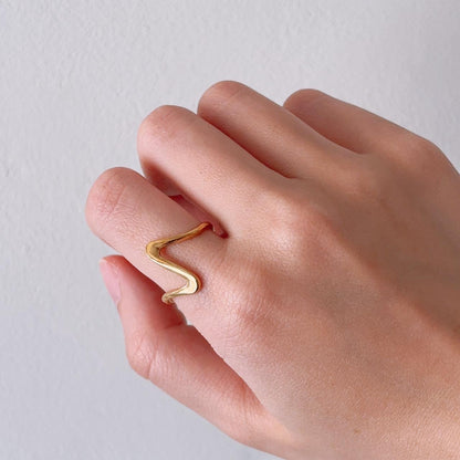 Feel my heartbeat wave gold ring