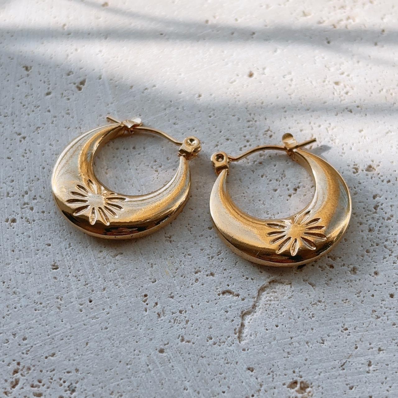 Flower dance gold hoop earring