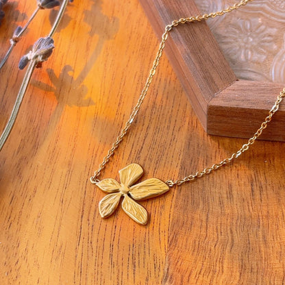 Flower power gold pendant necklace