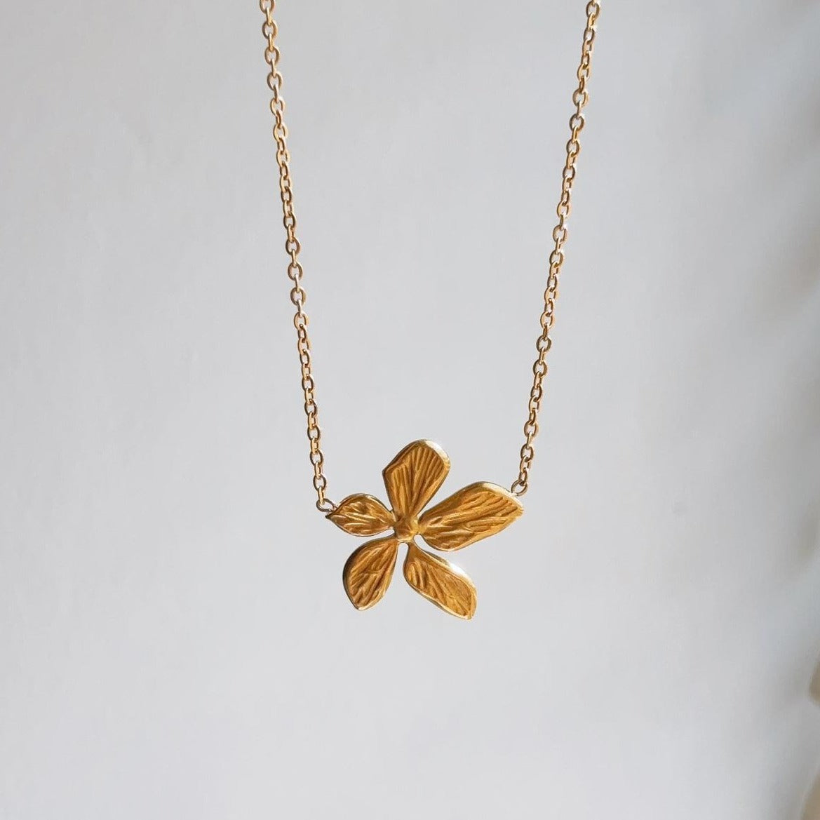 Flower power gold pendant necklace