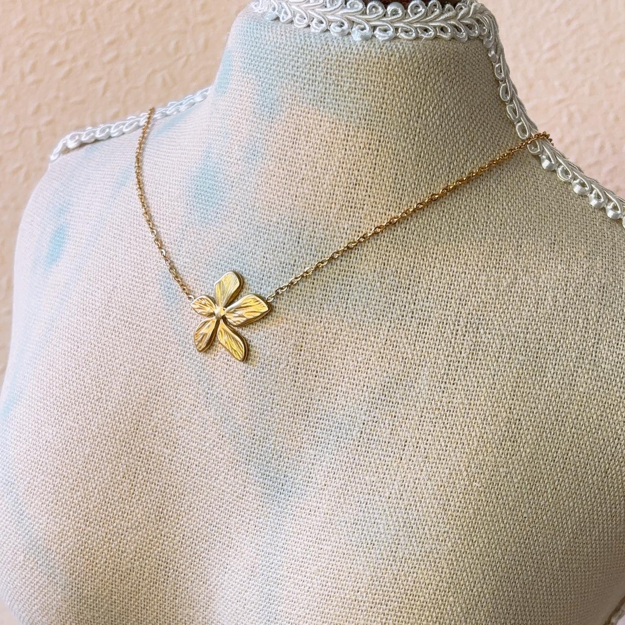 Flower power gold pendant necklace