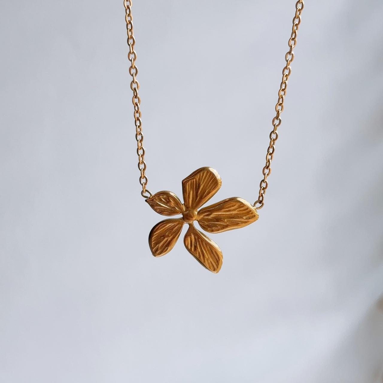 Flower power gold pendant necklace