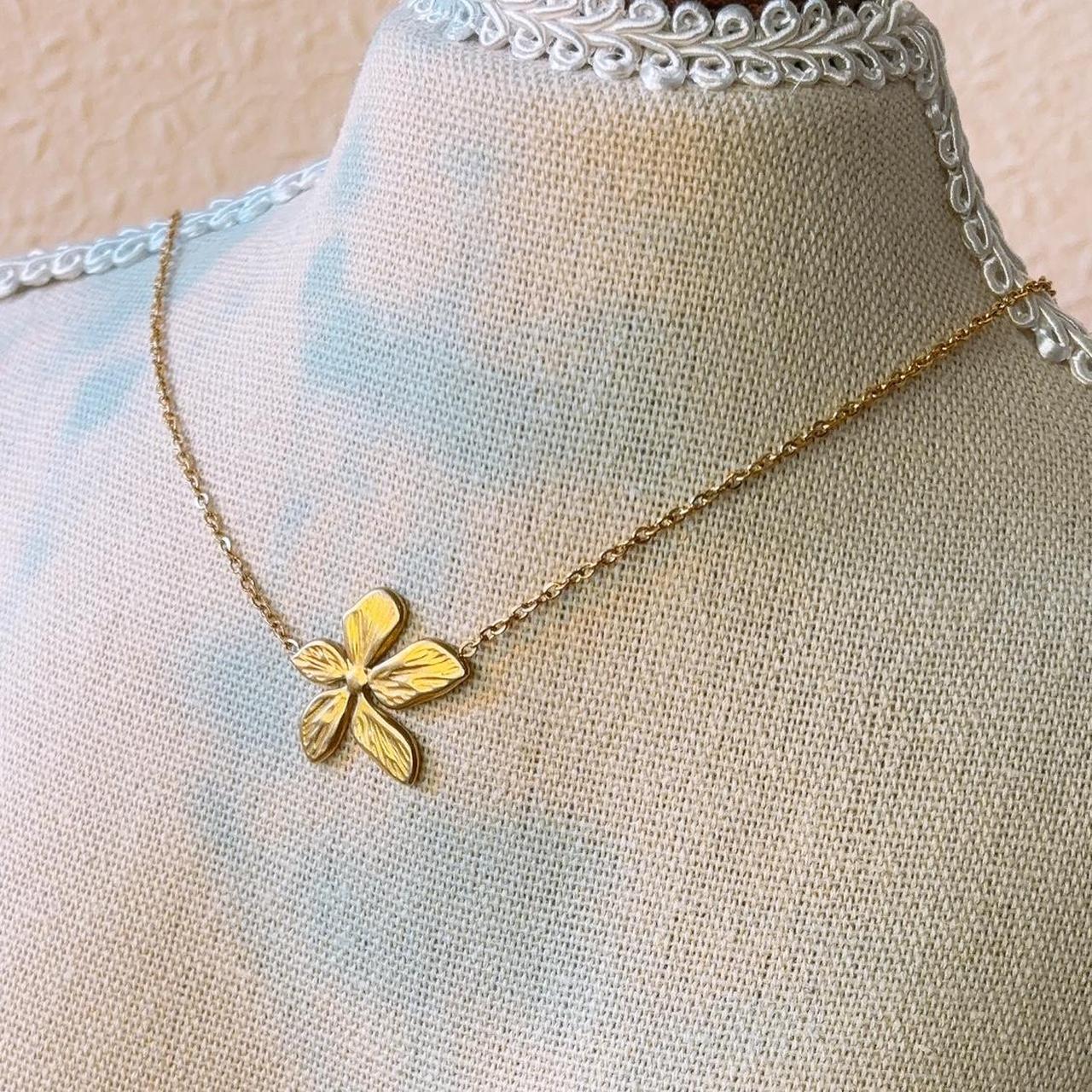 Flower power gold pendant necklace