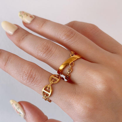 Maria gold buckle chain ring