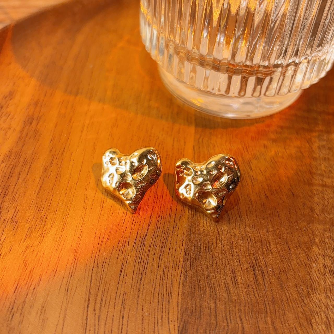 Marie heart gold hammered stud earrings