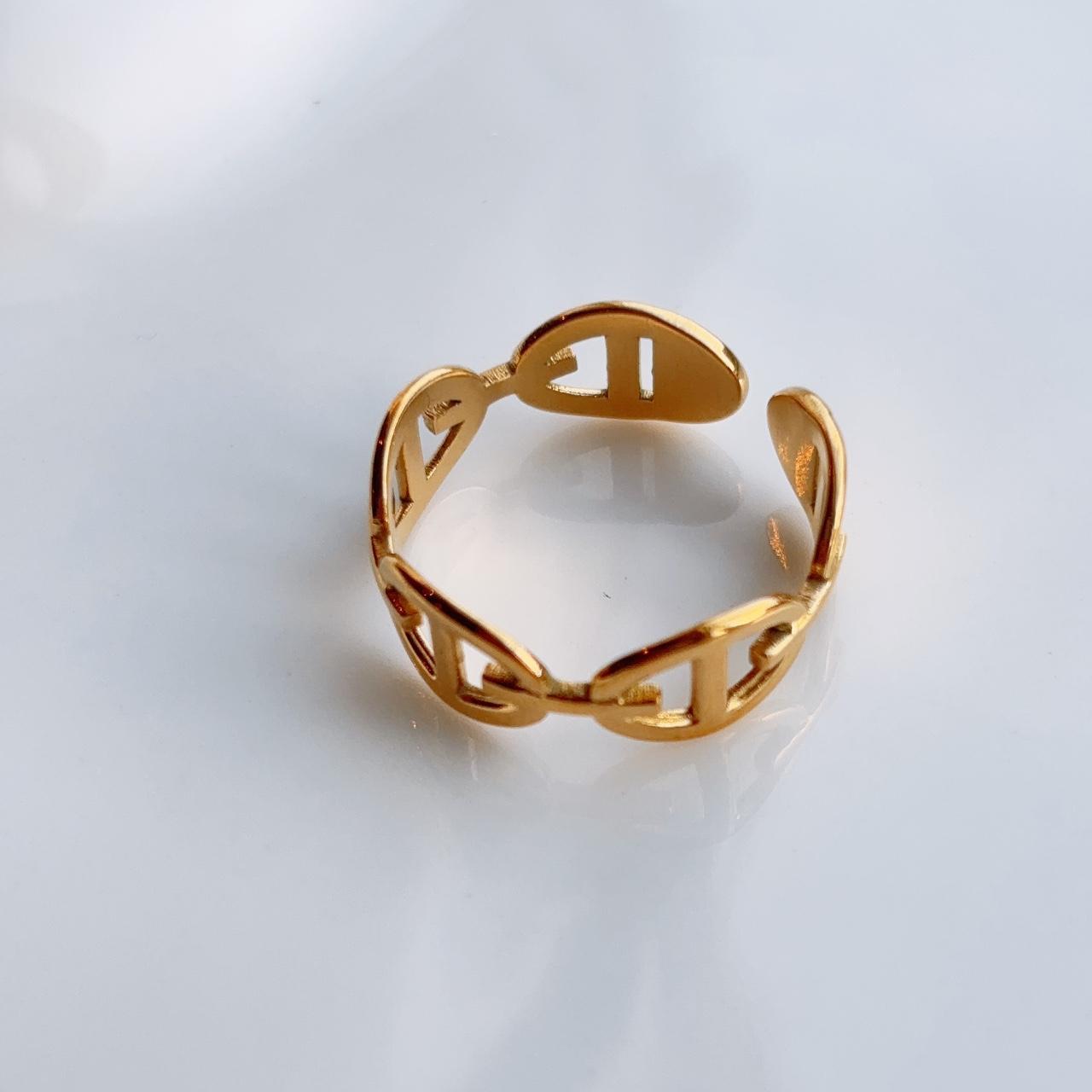 Maria gold buckle chain ring