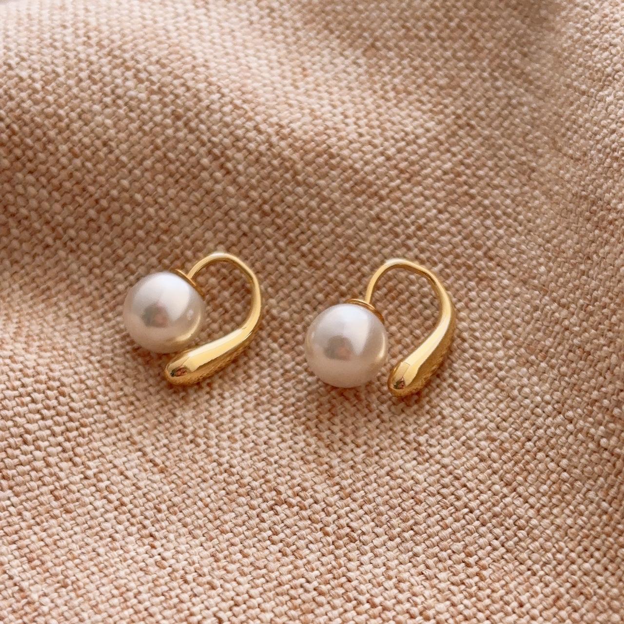 Heart of Pearl polished stud earrings