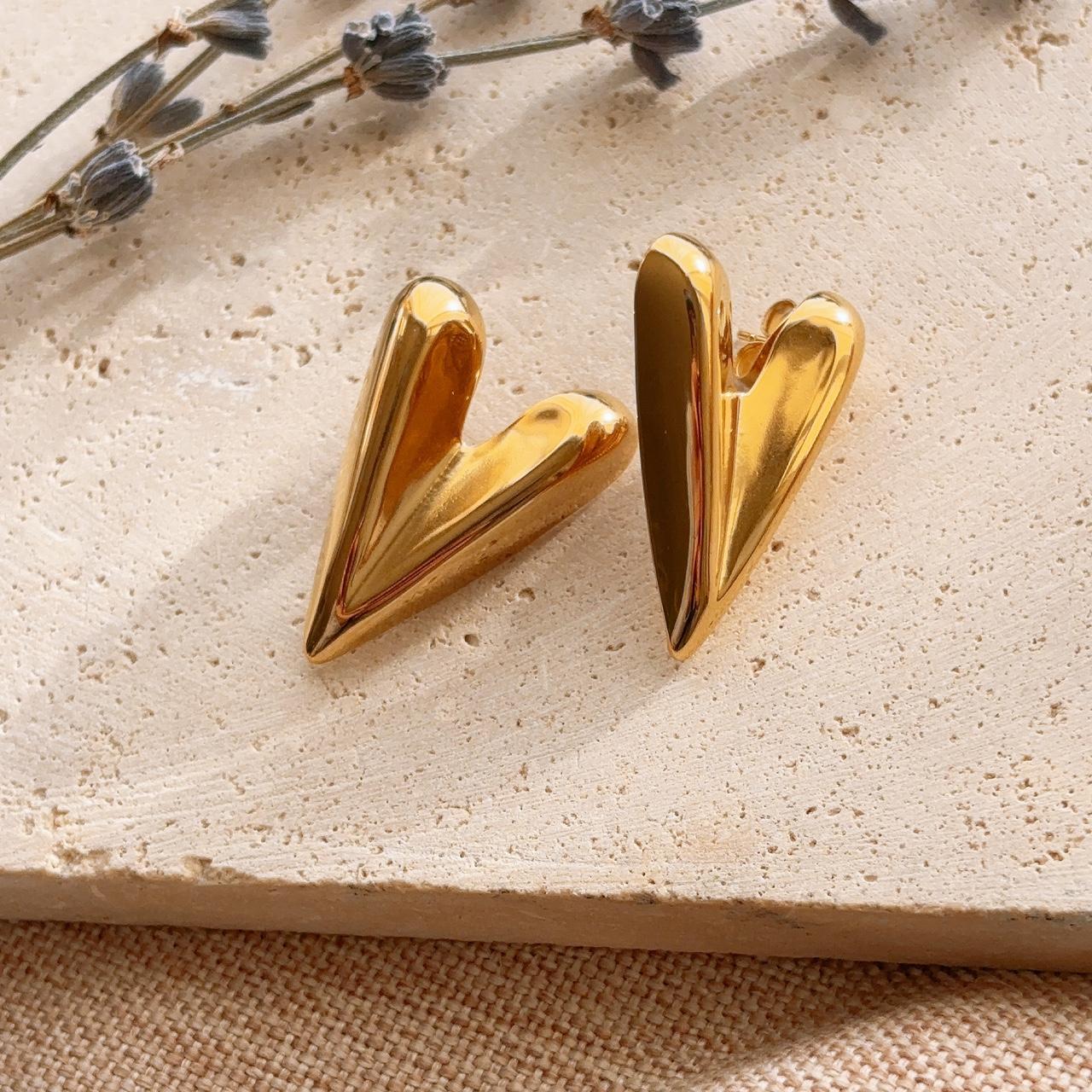 Valentine polished pointy heart stud earring