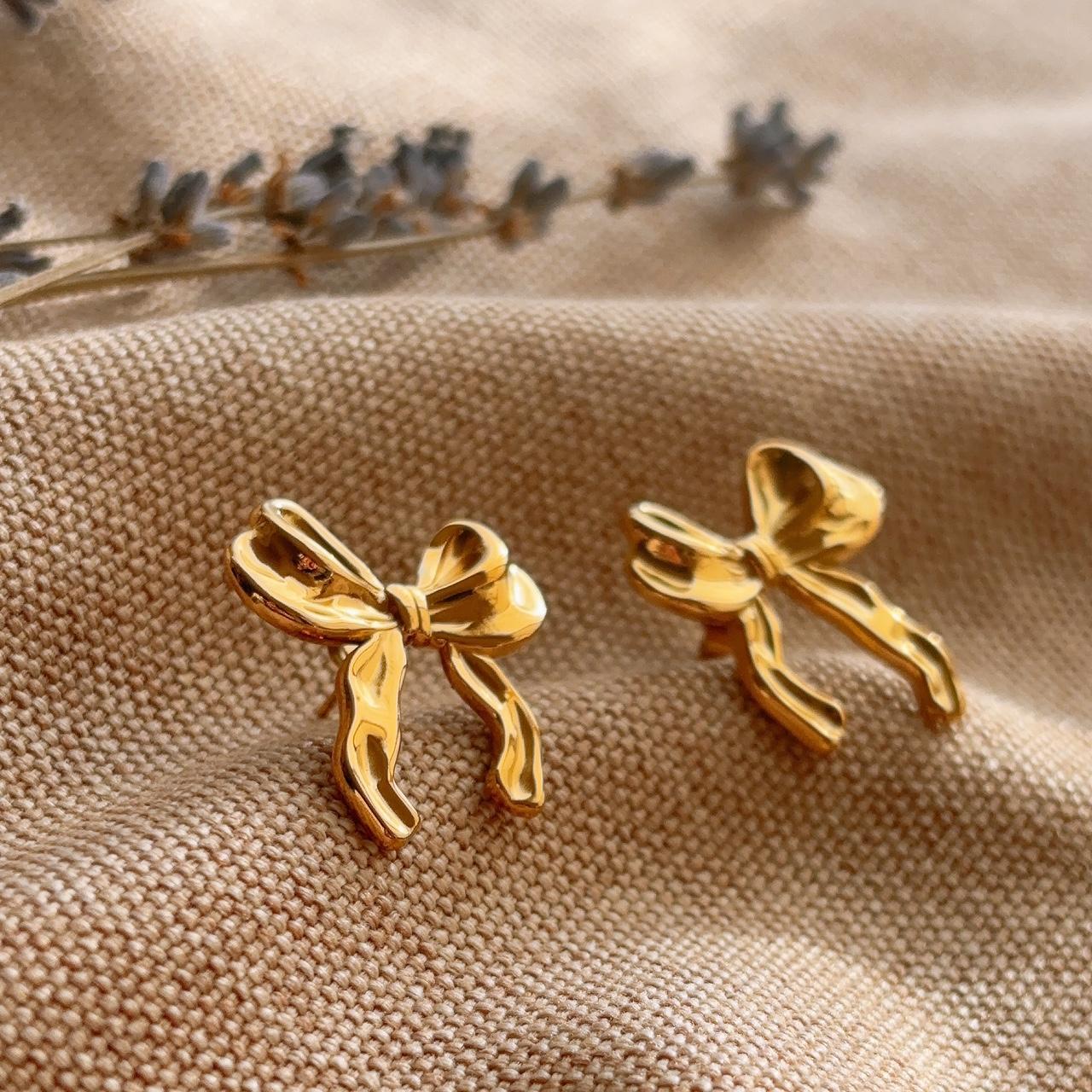 Ribbon bow gold stud earrings