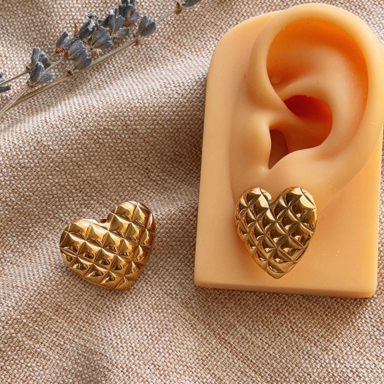 Quilted heart gold stud earring