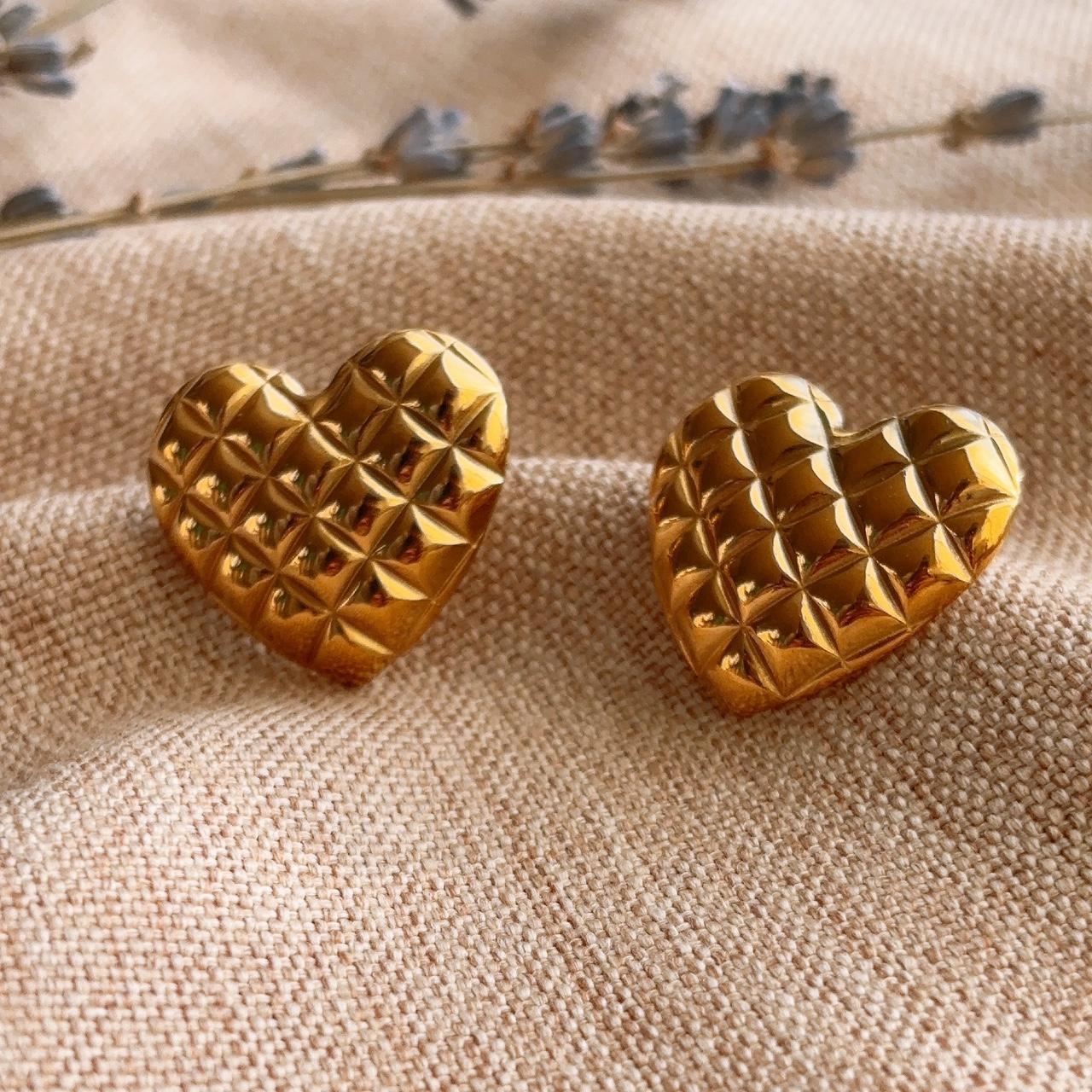 Quilted heart gold stud earring