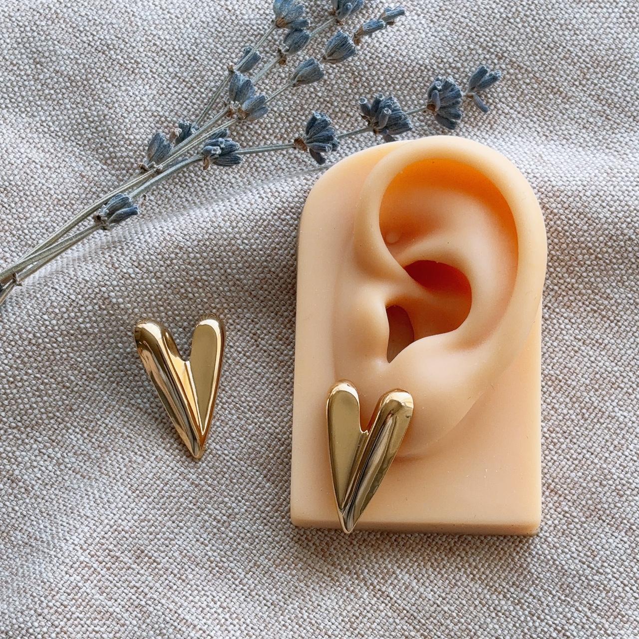 Valentine polished pointy heart stud earring