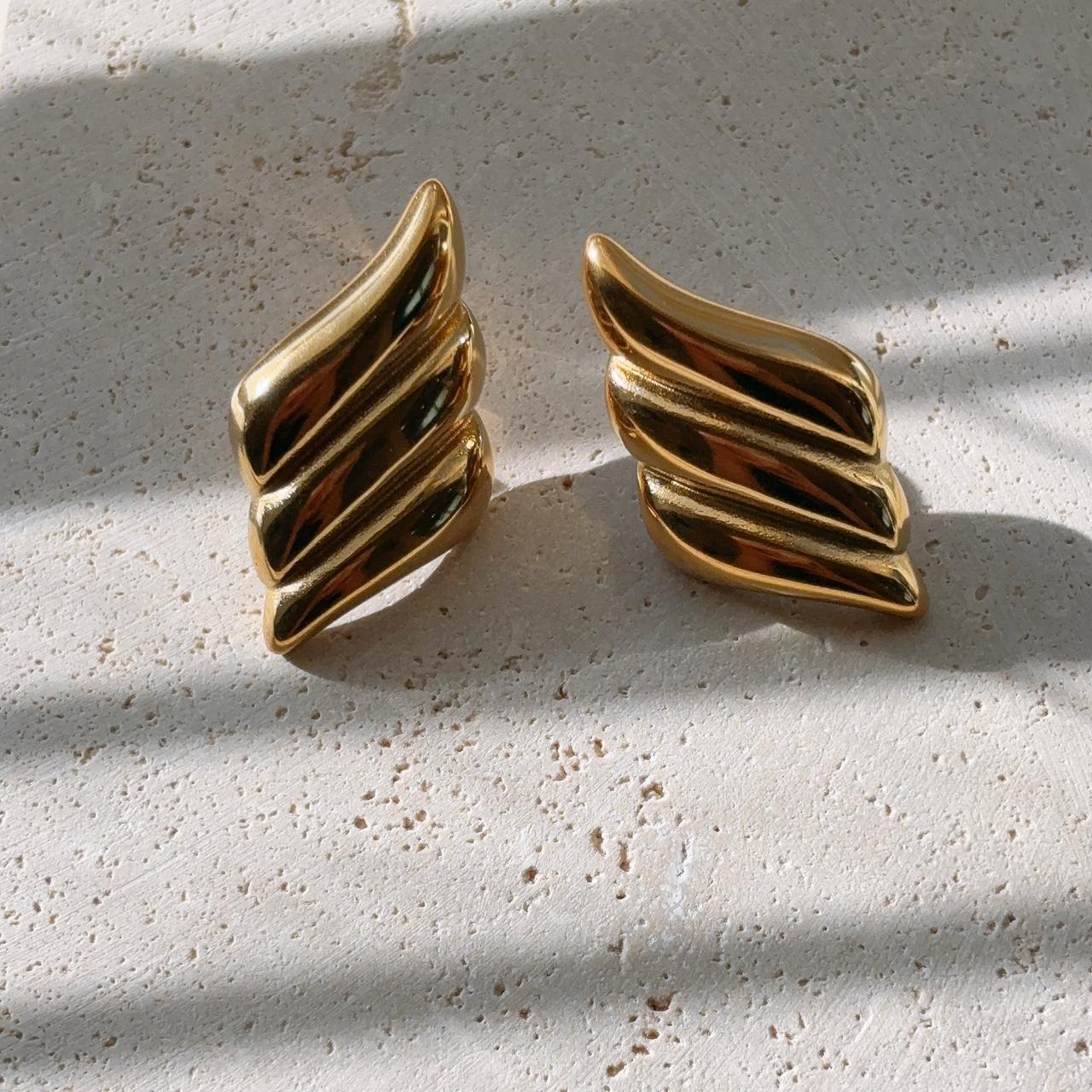 Love Angel wings polished gold stud earring