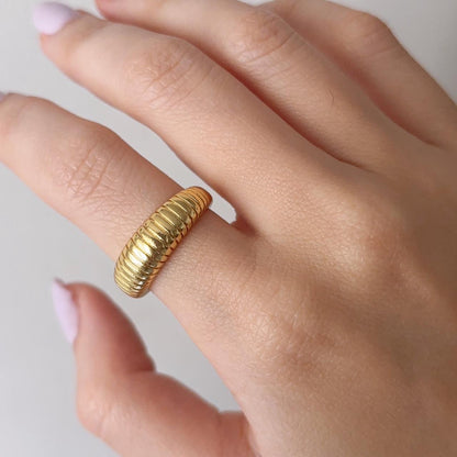 Dora reeded gold open ring