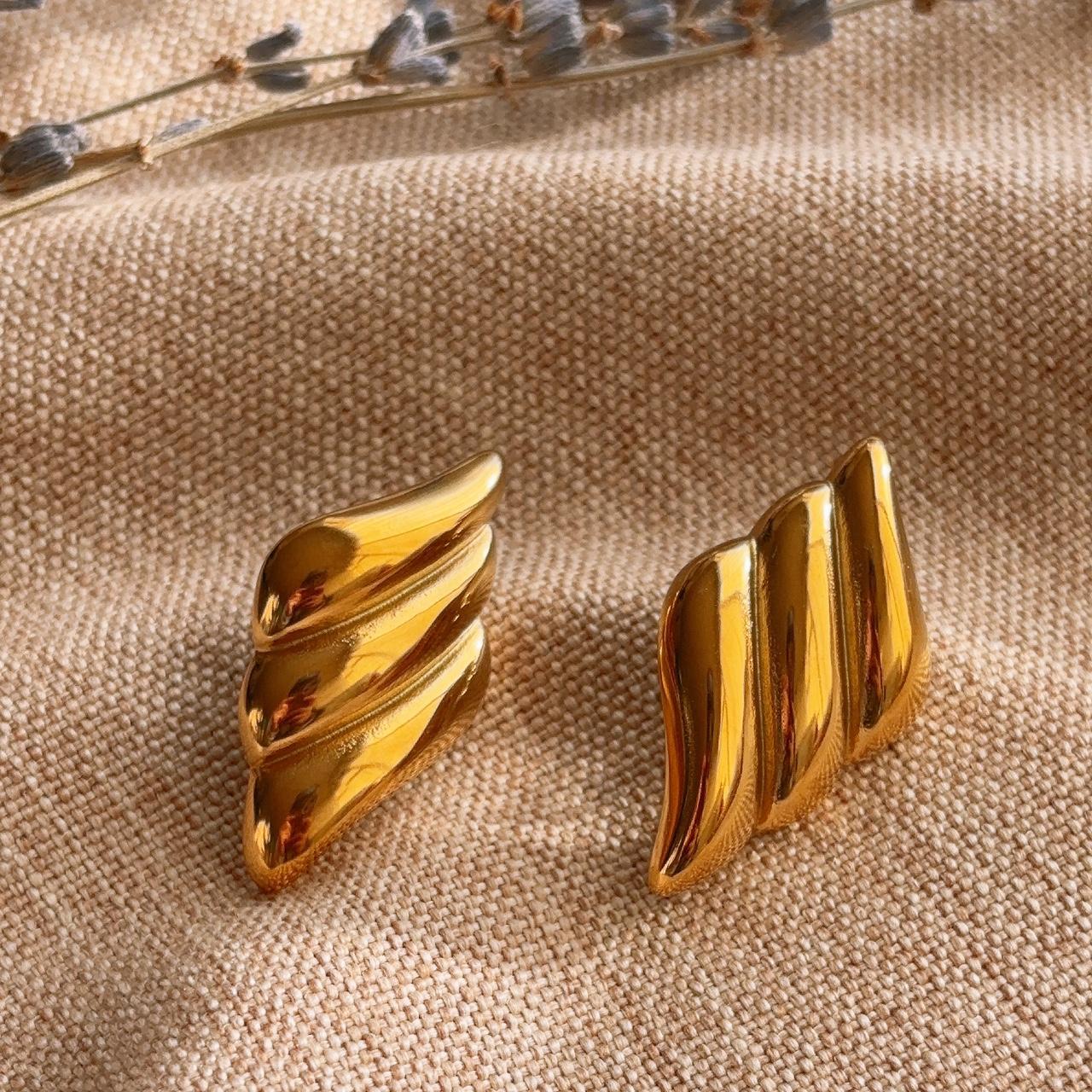 Love Angel Wings Polished Gold Stud Earring