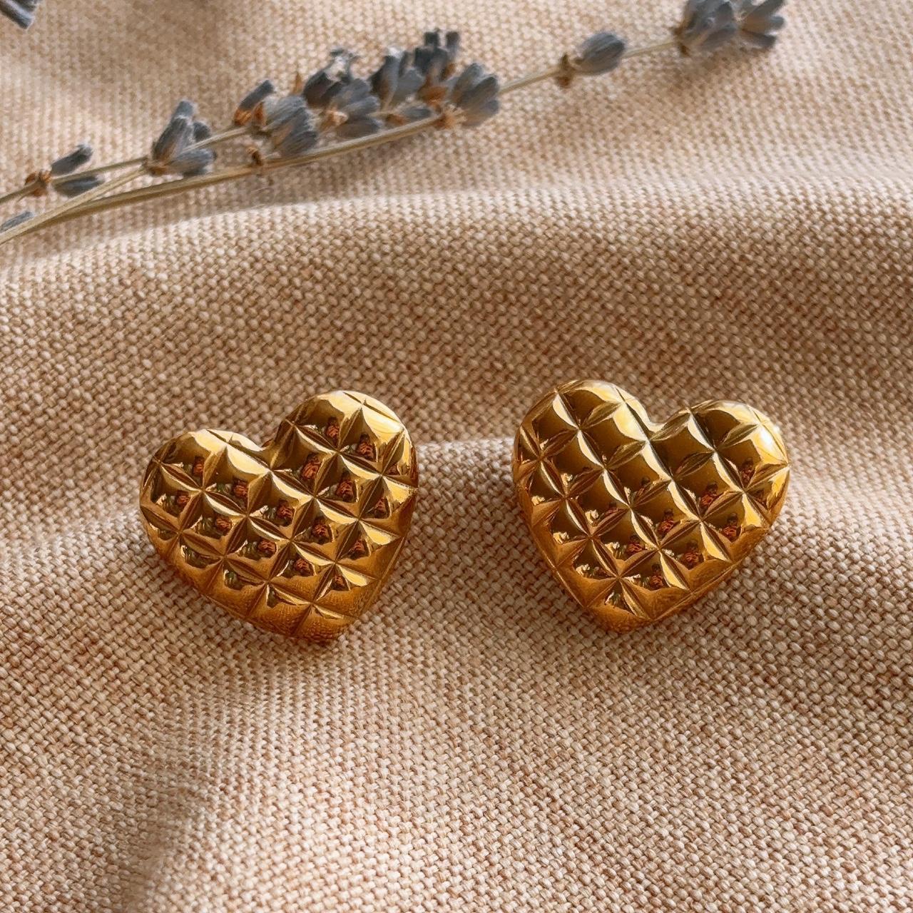 Quilted heart gold stud earring