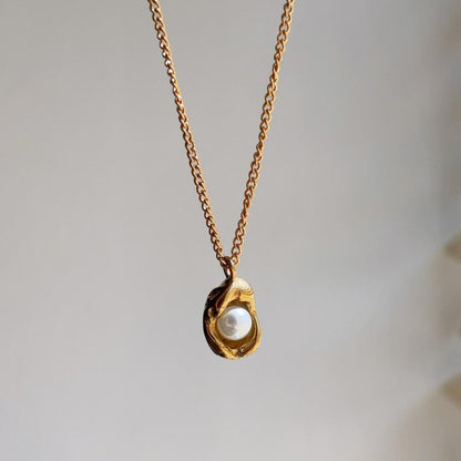 Pearl of shell pendant gold necklace