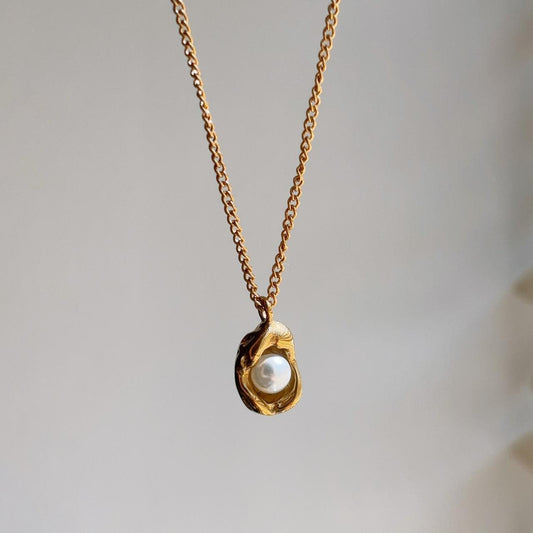 Pearl of shell pendant gold necklace