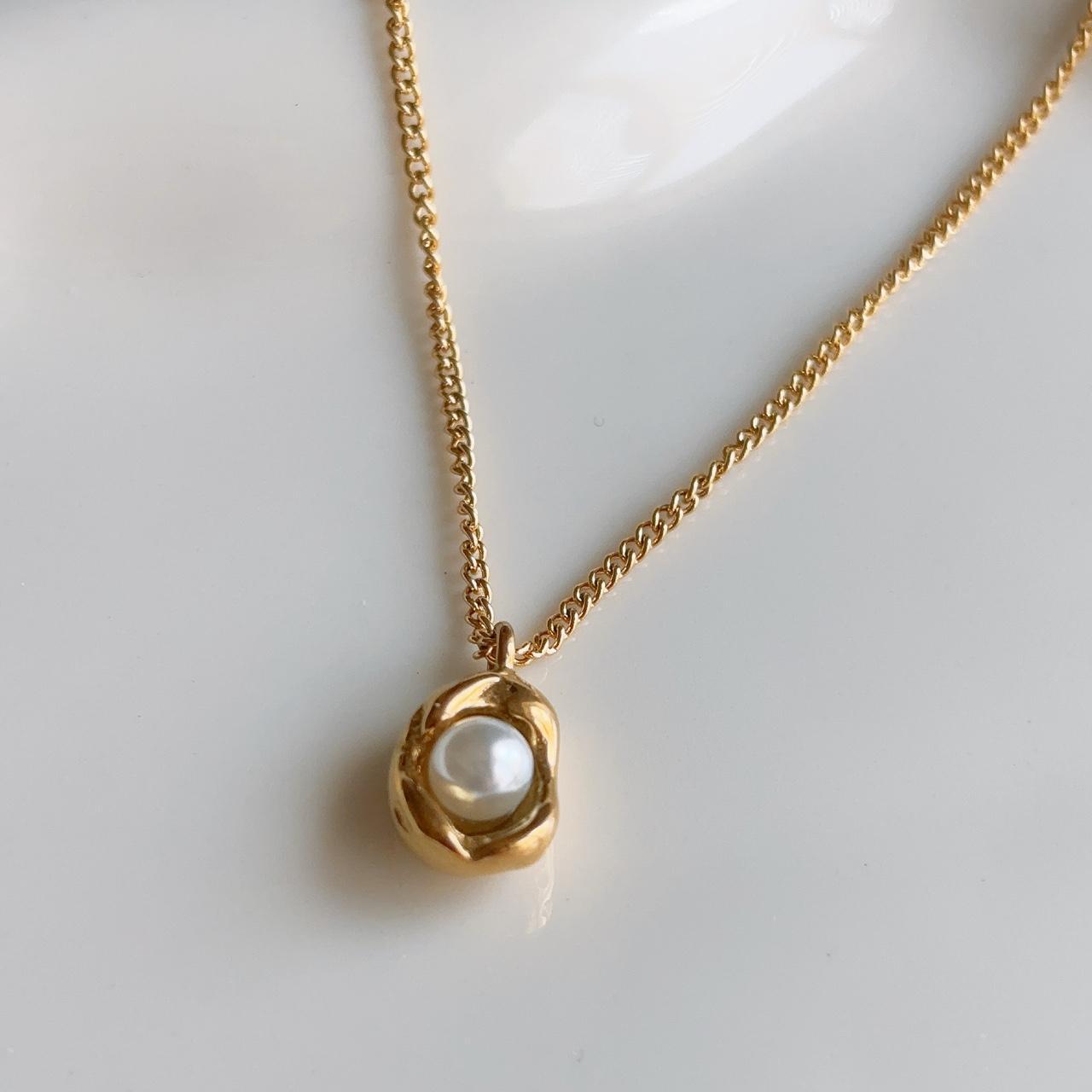 Pearl of shell pendant gold necklace