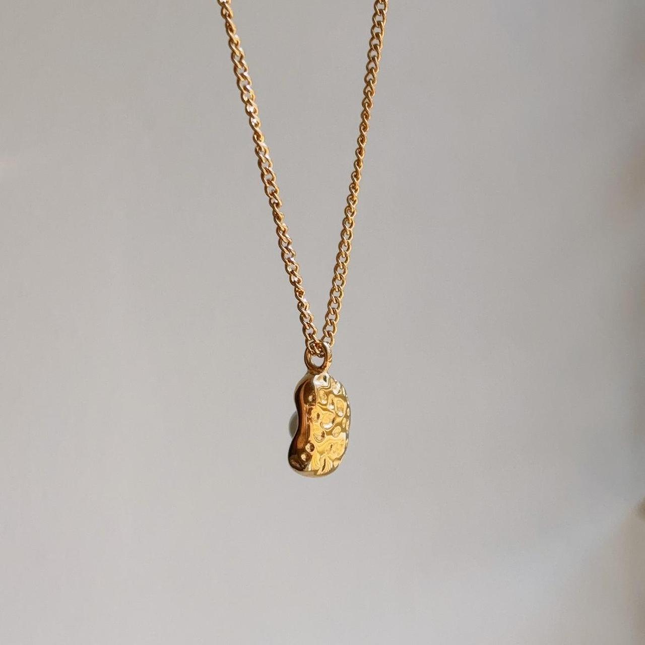 Pearl of shell pendant gold necklace