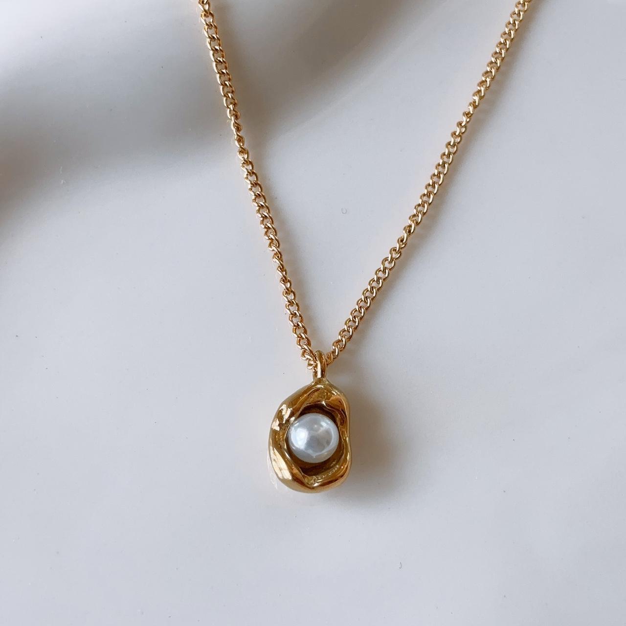 Pearl of shell pendant gold necklace