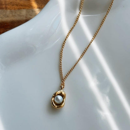 Pearl of shell pendant gold necklace