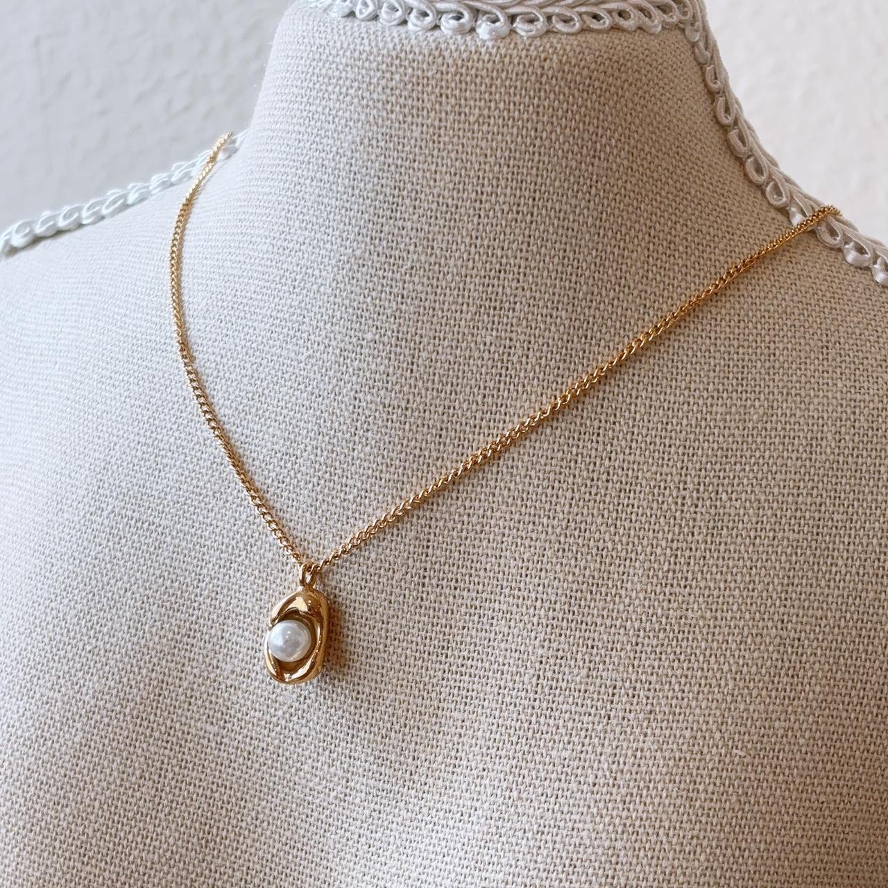 Pearl of shell pendant gold necklace