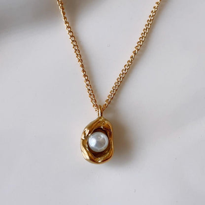 Pearl of shell pendant gold necklace