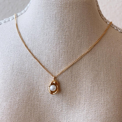 Pearl of shell pendant gold necklace