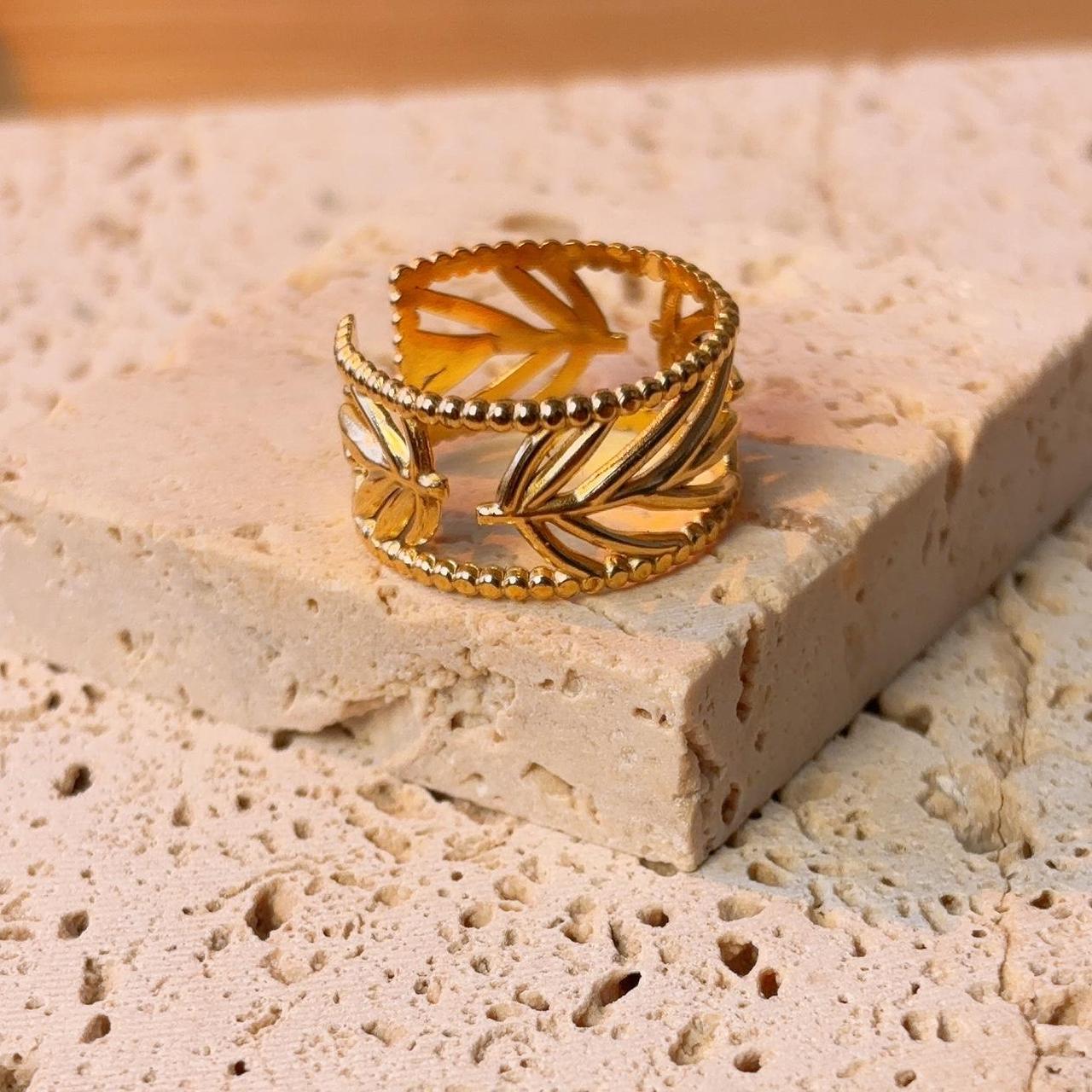 Valyrie hollow leaf gold ring