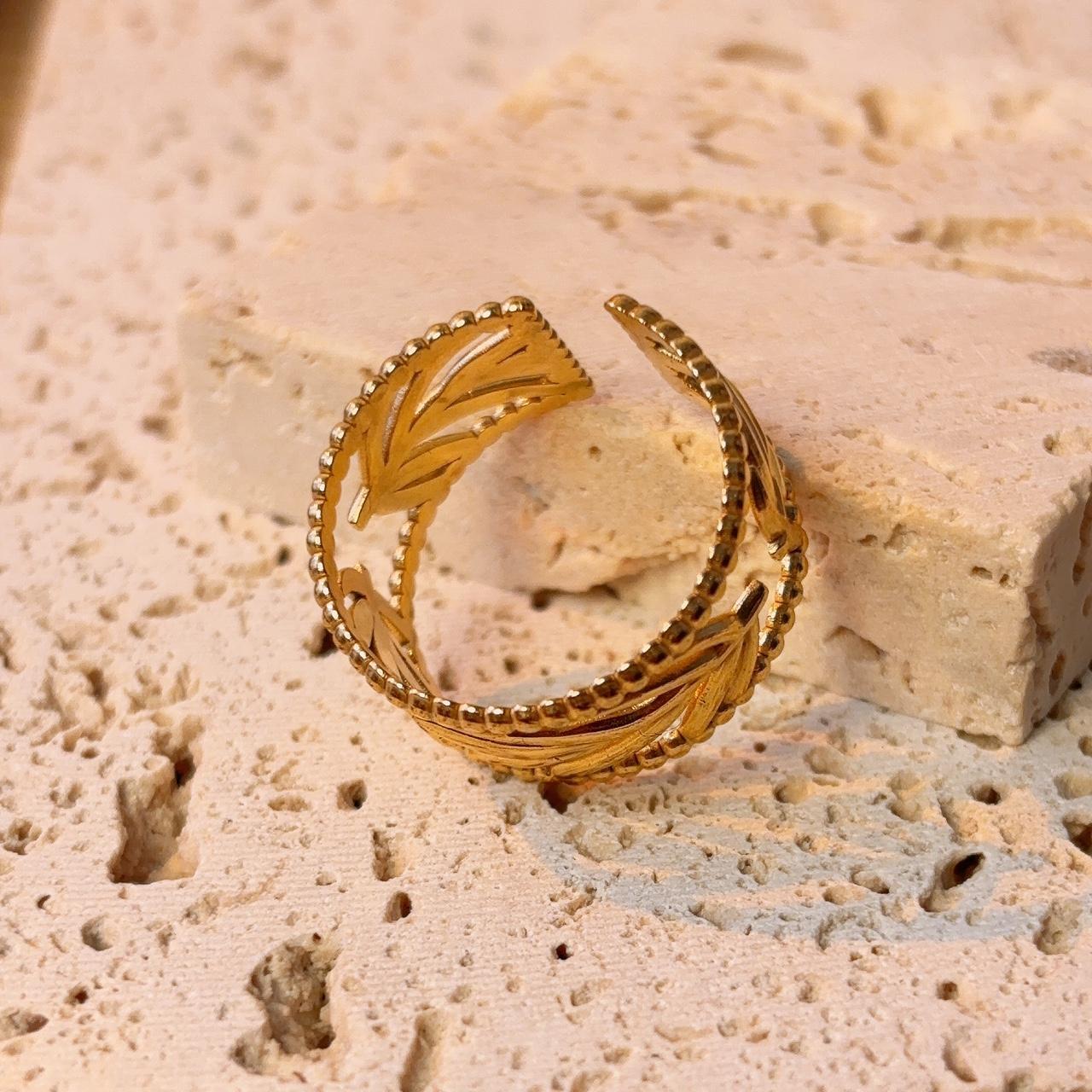 Valyrie hollow leaf gold ring