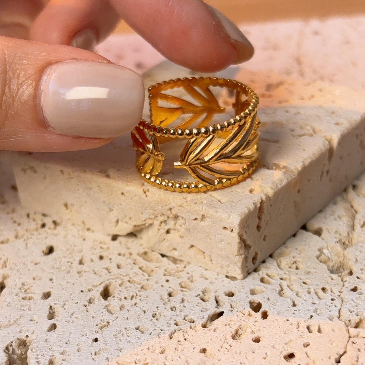 Valyrie hollow leaf gold ring