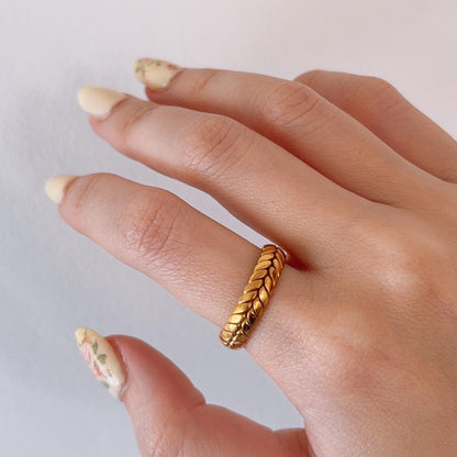 Varvara gold leafy open ring