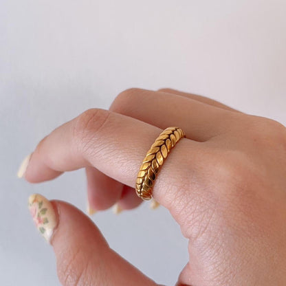 Varvara gold leafy open ring