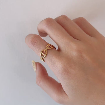 Maria gold buckle chain ring