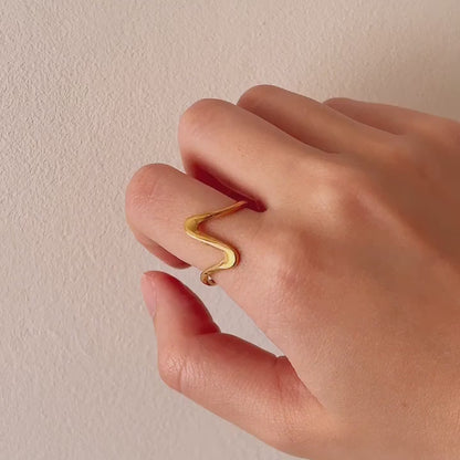 Feel my heartbeat wave gold ring